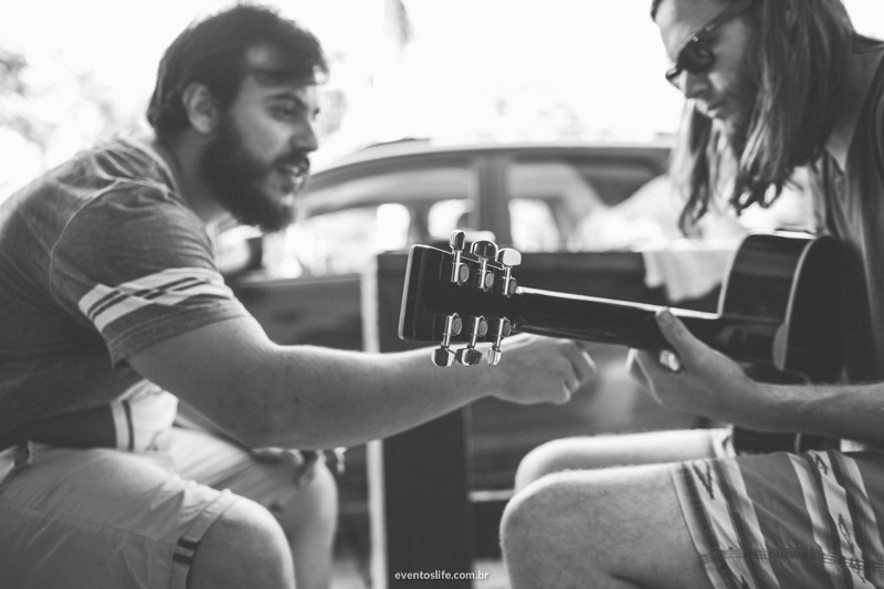 Casamento Camila e Jared, Wedding day, Life Fotografia, case de dia, Fotografia de casamento Sorocaba, Fotografia criativa, Making of groom, noivo, amigos ensaiando uma música do Foo Fighters