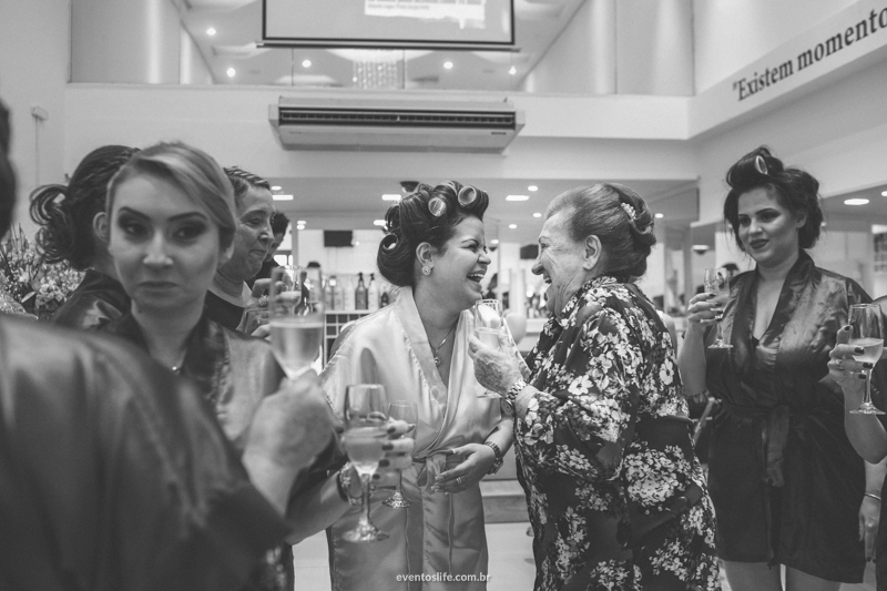 Life Fotografia Casamento Santa Victória Kapri Salon Sorocaba Noiva e avó rindo no making of bride família fotografia de pessoas felizes criativa