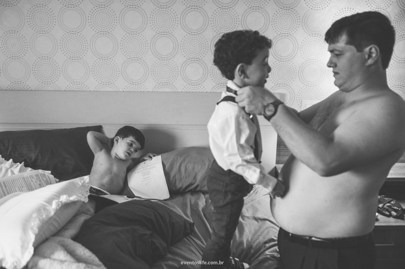 Life Fotografia Casamento Santa Victória Sorocaba Noivo e filhos no making of groom família fotografia de pessoas felizes criativa