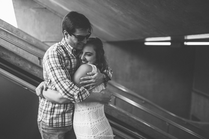 Ensaio em São Paulo Casal Pré Casamento Pré Wedding Centro Velho Fotografia Criativa e Espontânea Noivos Life Fotografia escada do metrô
