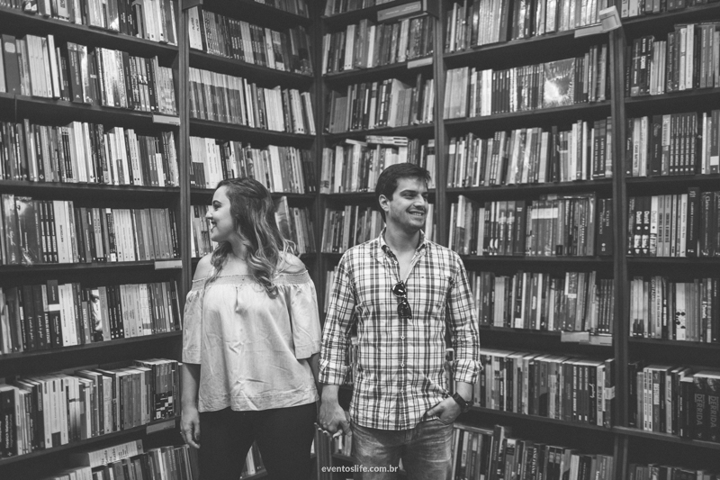 Ensaio em São Paulo Casal Pré Casamento Pré Wedding Centro Velho Fotografia Criativa e Espontânea Noivos Life Fotografia livraria