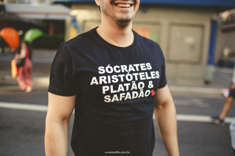 Ensaio em São Paulo Casal Pré Casamento Pré Wedding Centro Velho Fotografia Criativa e Espontânea Noivos Life Fotografia camiseta engraçada