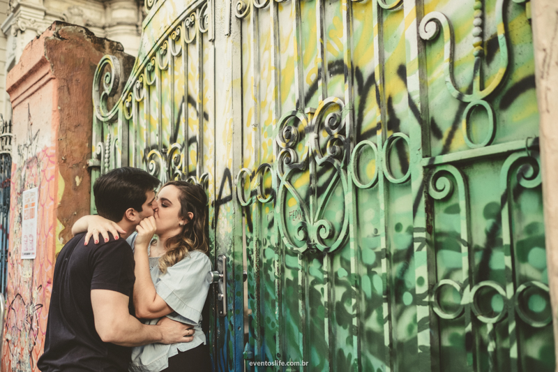 Ensaio em São Paulo Casal Pré Casamento Pré Wedding Centro Velho Fotografia Criativa e Espontânea Noivos Life Fotografia beijo no portão