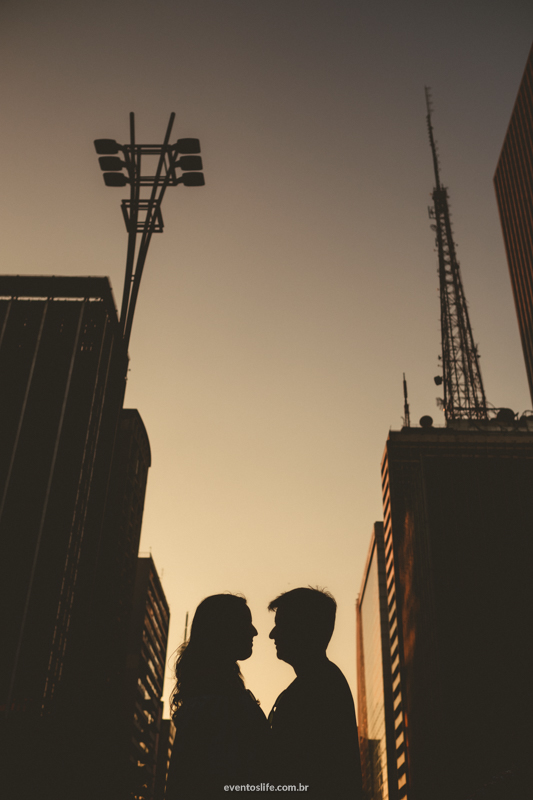 Ensaio em São Paulo Casal Pré Casamento Pré Wedding Centro Velho Fotografia Criativa e Espontânea Noivos Life Fotografia silhueta