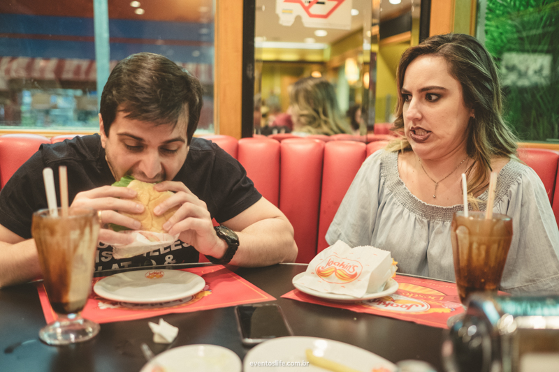 Ensaio em São Paulo Casal Pré Casamento Pré Wedding Centro Velho Fotografia Criativa e Espontânea Noivos Life Fotografia hamburguer lanche
