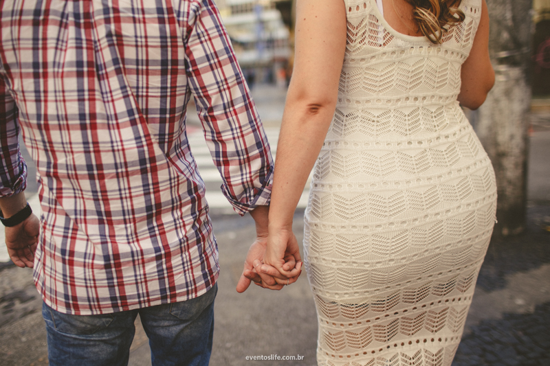 Ensaio em São Paulo Casal Pré Casamento Pré Wedding Centro Velho Fotografia Criativa e Espontânea Noivos Life Fotografia Mãos dadas