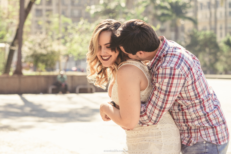 Ensaio em São Paulo Casal Pré Casamento Pré Wedding Centro Velho Fotografia Criativa e Espontânea Noivos Life Fotografia  abraço