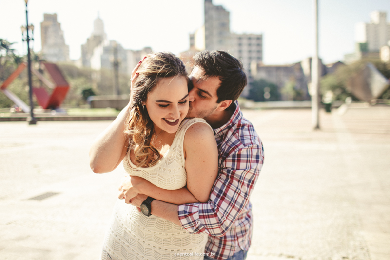Ensaio em São Paulo Casal Pré Casamento Pré Wedding Centro Velho Fotografia Criativa e Espontânea Noivos Life Fotografia beijo