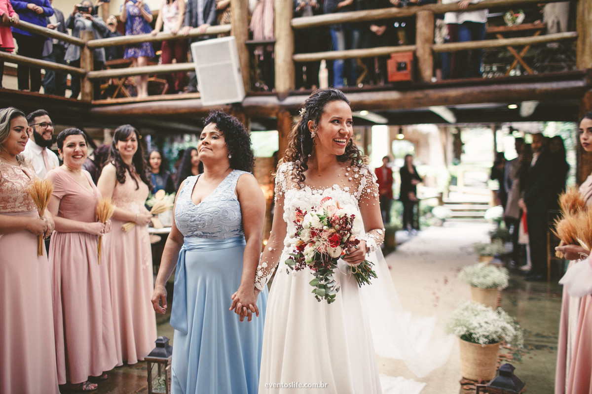noiva, casamento de dia, wedding day, fotógrafo de casamento, São Paulo, Fotografia espontânea, Life Fotografia, Cyndi Omoto, Alex Oliveira, entrada da noiva com a mãe