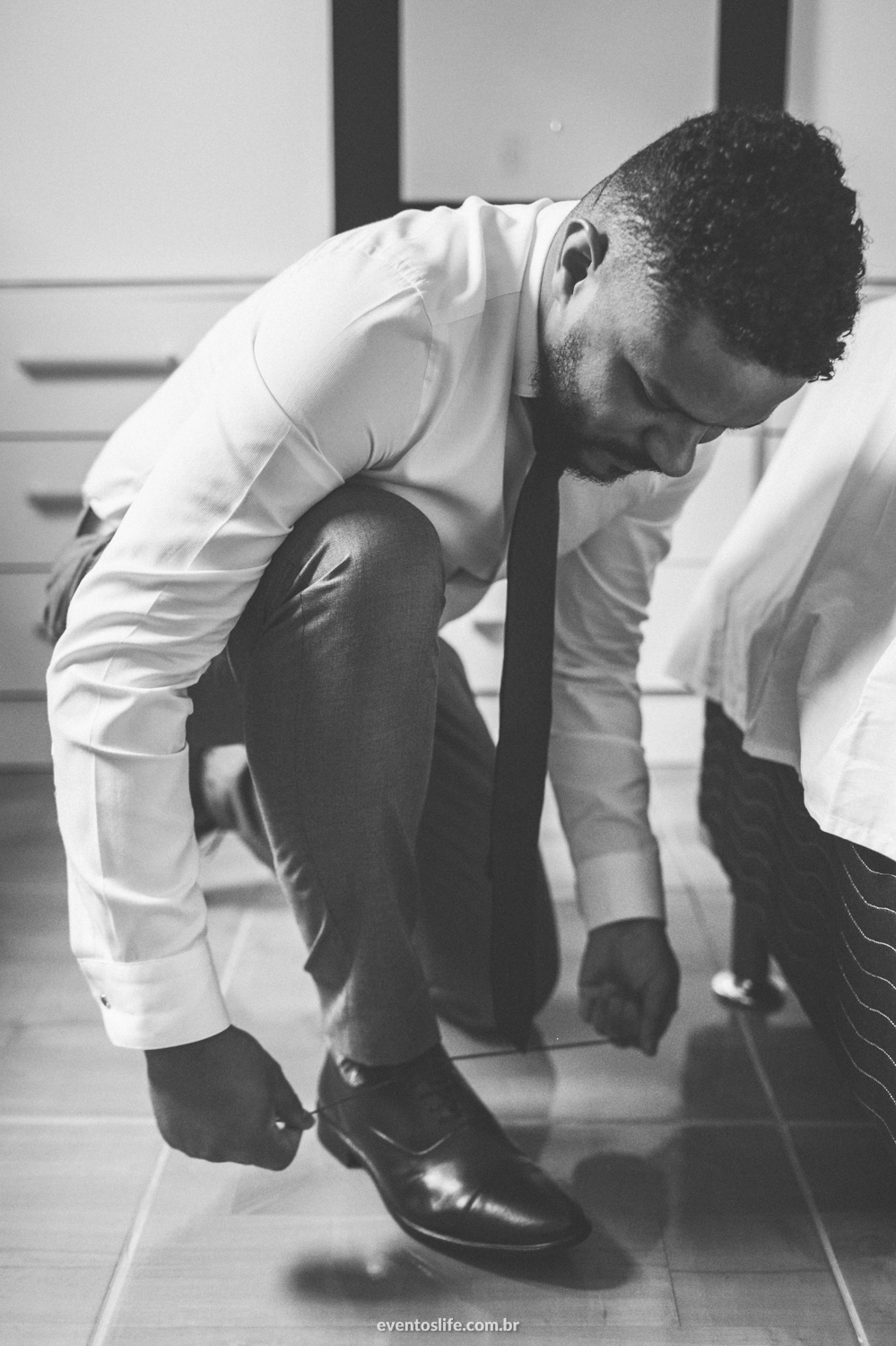 Making of noivo, groom, casamento de dia, wedding day, fotógrafo de casamento, São Paulo, Fotografia espontânea, Life Fotografia, Cyndi Omoto, Alex Oliveira, amarrando o sapato