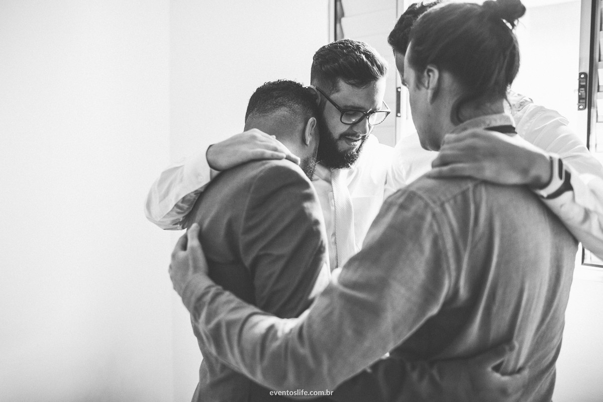 Making of noivo, groom, casamento de dia, wedding day, fotógrafo de casamento, São Paulo, Fotografia espontânea, Life Fotografia, Cyndi Omoto, Alex Oliveira, oração com os amigos
