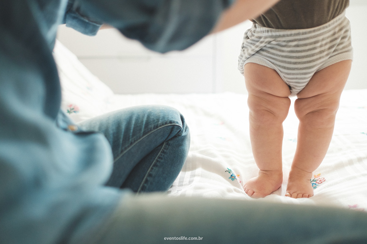 Ensaio Fotográfico de família, primogênito, primeiro bebê, pais de menino, fotografia espontânea, Life Fotografia, Cyndi Omoto, Alex Oliveira, rotina de família, perninhas fofas, dobrinhas
