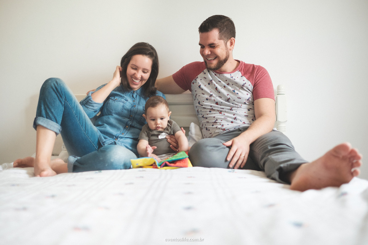 Ensaio Fotográfico de família, primogênito, primeiro bebê, pais de menino, fotografia espontânea, Life Fotografia, Cyndi Omoto, Alex Oliveira, rotina de família, brincando na cama