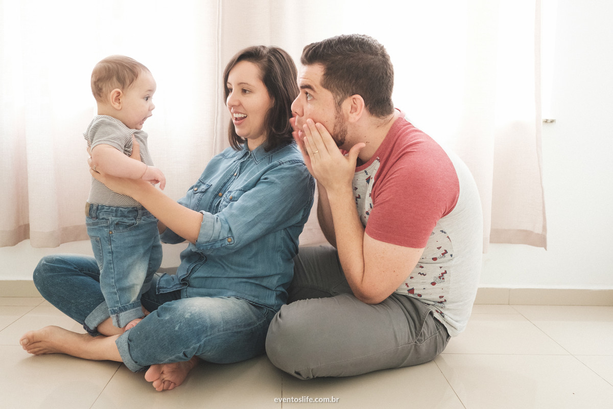 Ensaio Fotográfico de família, primogênito, primeiro bebê, pais de menino, fotografia espontânea, Life Fotografia, Cyndi Omoto, Alex Oliveira, rotina de família, brincando com o filho