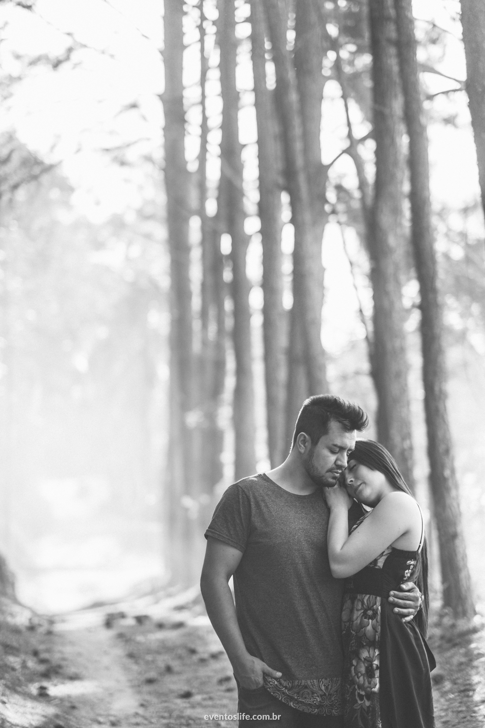 Ensaio casal, Ensaio de dia, Life Fotografia, Cyndi Omoto, Alex Oliveira, Pre casamento, Pré-Wedding, sessão de fotos, Fotografia espontânea, caminho de árvores
