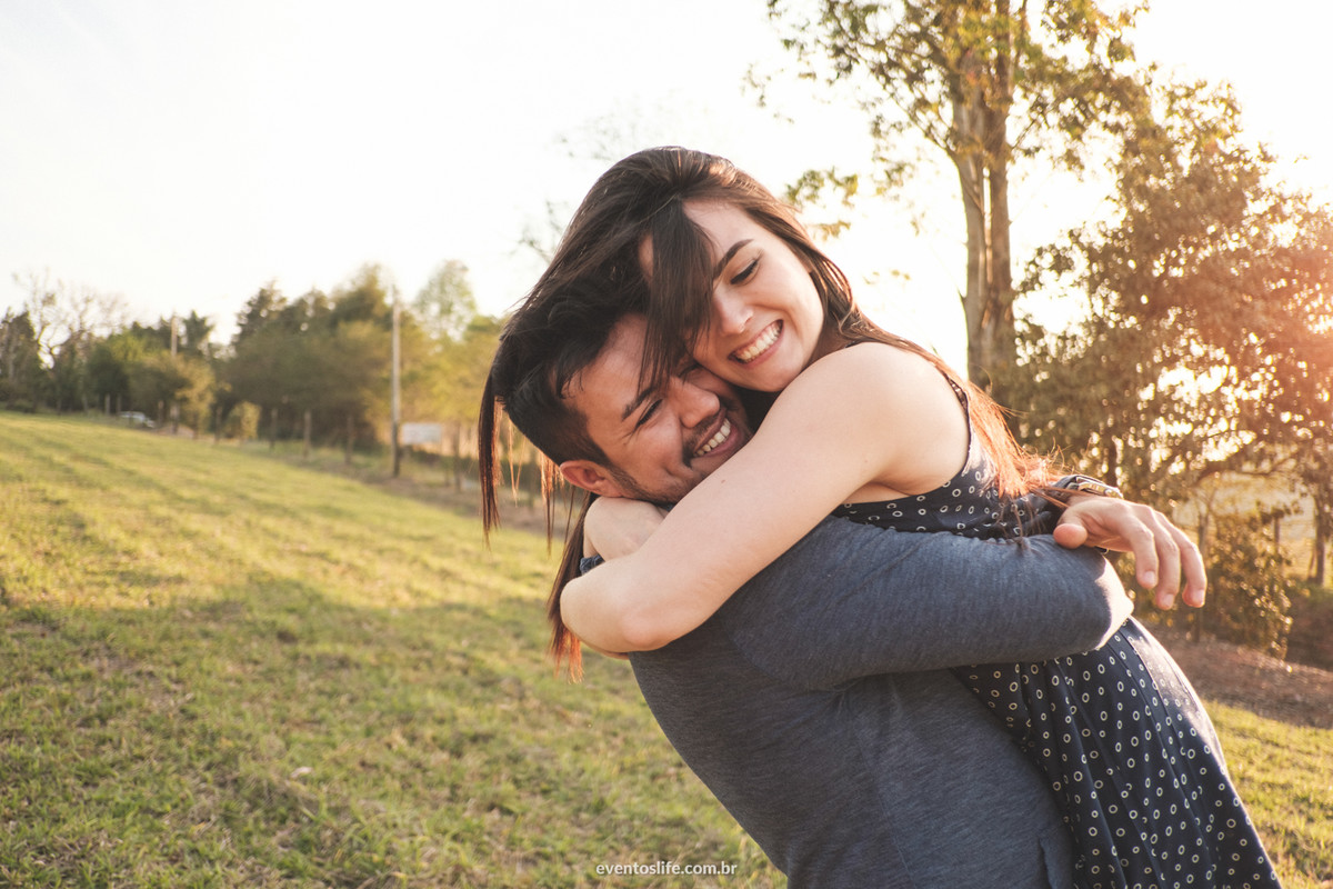 Ensaio casal, Ensaio de dia, Life Fotografia, Cyndi Omoto, Alex Oliveira, Pre casamento, Pré-Wedding, sessão de fotos, Fotografia espontânea, abraço, pôr do sol