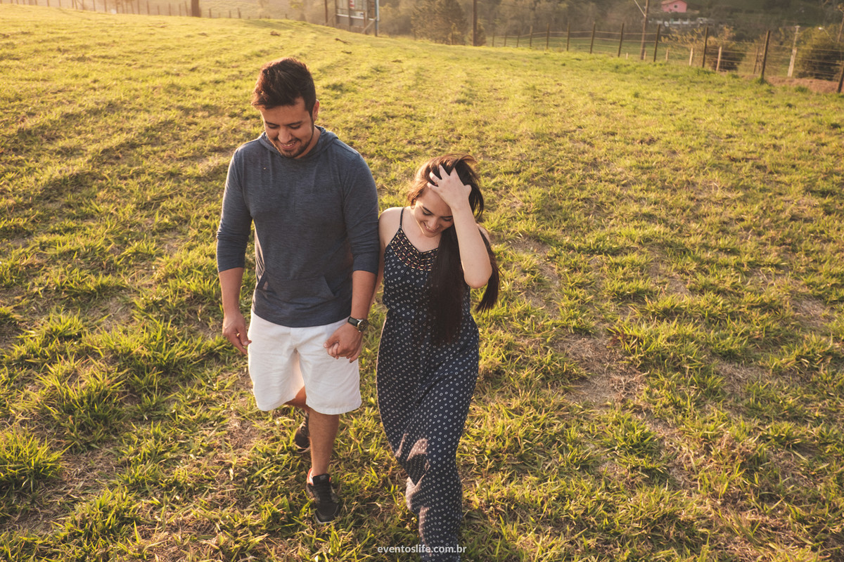 Ensaio casal, Ensaio de dia, Life Fotografia, Cyndi Omoto, Alex Oliveira, Pre casamento, Pré-Wedding, sessão de fotos, Fotografia espontânea, caminhando juntos, noivos