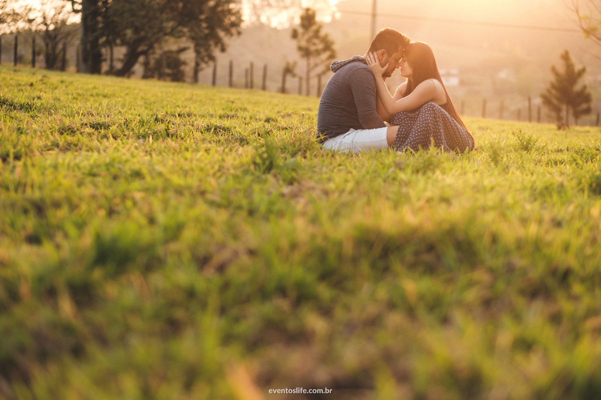 Ensaio casal, Ensaio de dia, Life Fotografia, Cyndi Omoto, Alex Oliveira, Pre casamento, Pré-Wedding, sessão de fotos, Fotografia espontânea, sentados, grama