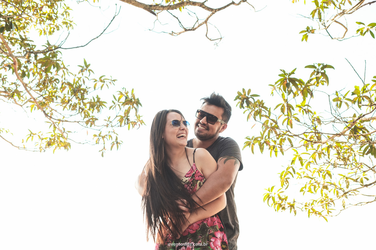 Ensaio casal, Ensaio de dia, Life Fotografia, Cyndi Omoto, Alex Oliveira, Pre casamento, Pré-Wedding, sessão de fotos, Fotografia espontânea, abraço