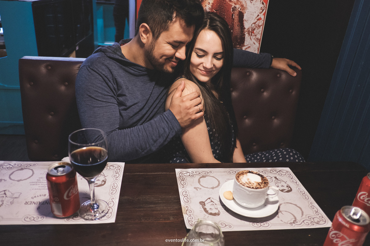 Ensaio casal, Ensaio de dia, Life Fotografia, Cyndi Omoto, Alex Oliveira, Pre casamento, Pré-Wedding, sessão de fotos, Fotografia espontânea, cafe, beijo no ombro