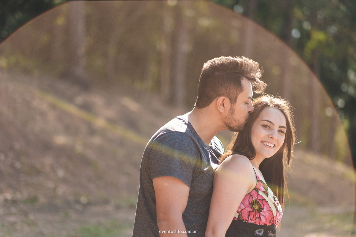 Ensaio casal, Ensaio de dia, Life Fotografia, Cyndi Omoto, Alex Oliveira, Pre casamento, Pré-Wedding, sessão de fotos, Fotografia espontânea, beijo no rosto