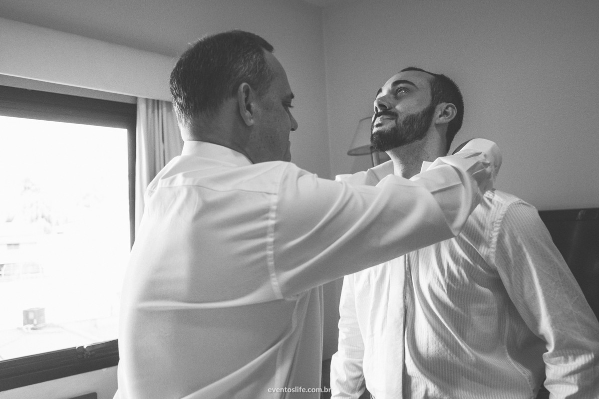 Casamento Laís e Fernando Life Fotografia Santa Victória Sorocaba Making of groom, noivo se vestindo, fotografia criativa, fotografia diferente, noivo emocionado