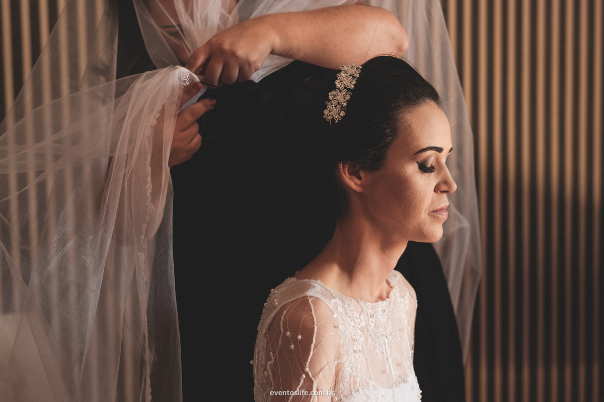 Casamento Laís e Fernando Life Fotografia Santa Victória Sorocaba Making of bride, noiva se vestindo, colocando o véu, fotografia criativa, fotografia diferente