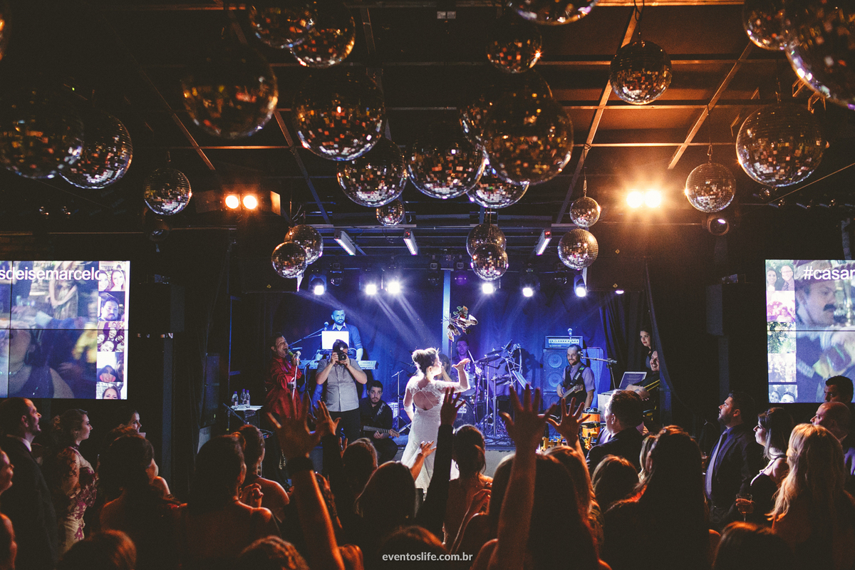 Casamento Deise e Marcelo, Fotografia de casamento, Fotografia de casamento Sorocaba, São Paulo, Wedding, Life Fotografia, Cyndi Omoto, Alex Oliveira, Fotografia espontânea, Criativa, Diferente, noiva jogando o buquê, festa animada, festa de casamento