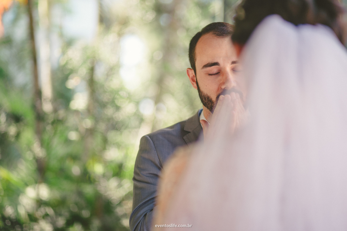 Casamento Laís e Fernando, Life Fotografia, Cyndi Omoto, Alex Oliveira, Chácara Santa Victória, Case de dia, Casamento Adventista, Fotografia espontânea, fotografia criativa, fotografia de casamento São Paulo, Cerimônia, noivo mandando beijo