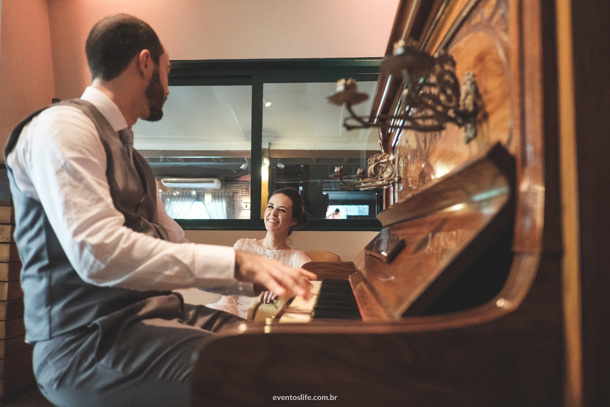 Casamento Adventista, Fotografia espontânea, fotografia criativa, fotografia de casamento São Paulo, noivo tocando piano 