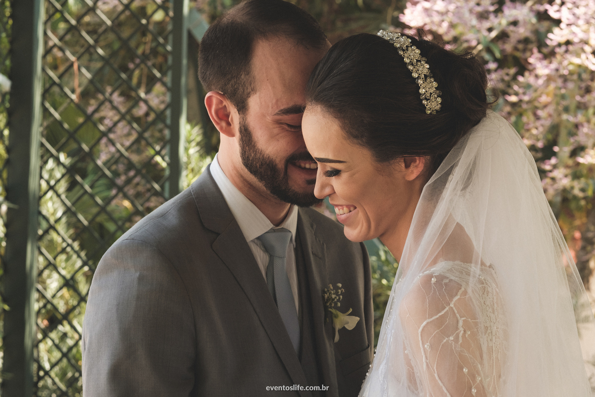 Casamento Laís e Fernando, Life Fotografia, Cyndi Omoto, Alex Oliveira, Chácara Santa Victória, Case de dia, Casamento Adventista, Fotografia espontânea, fotografia criativa, fotografia de casamento São Paulo, Retrato dos noivos,  carinho