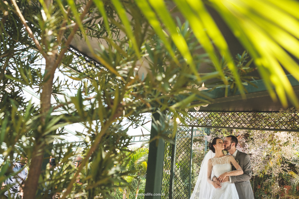 Casamento Laís e Fernando, Life Fotografia, Cyndi Omoto, Alex Oliveira, Chácara Santa Victória, Case de dia, Casamento Adventista, Fotografia espontânea, fotografia criativa, fotografia de casamento São Paulo, Retrato dos noivos,  verde