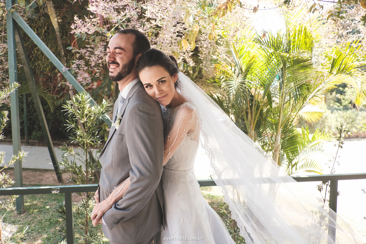 Casamento Laís e Fernando, Life Fotografia, Cyndi Omoto, Alex Oliveira, Chácara Santa Victória, Case de dia, Casamento Adventista, Fotografia espontânea, fotografia criativa, fotografia de casamento São Paulo, Retrato dos noivos,  abraço