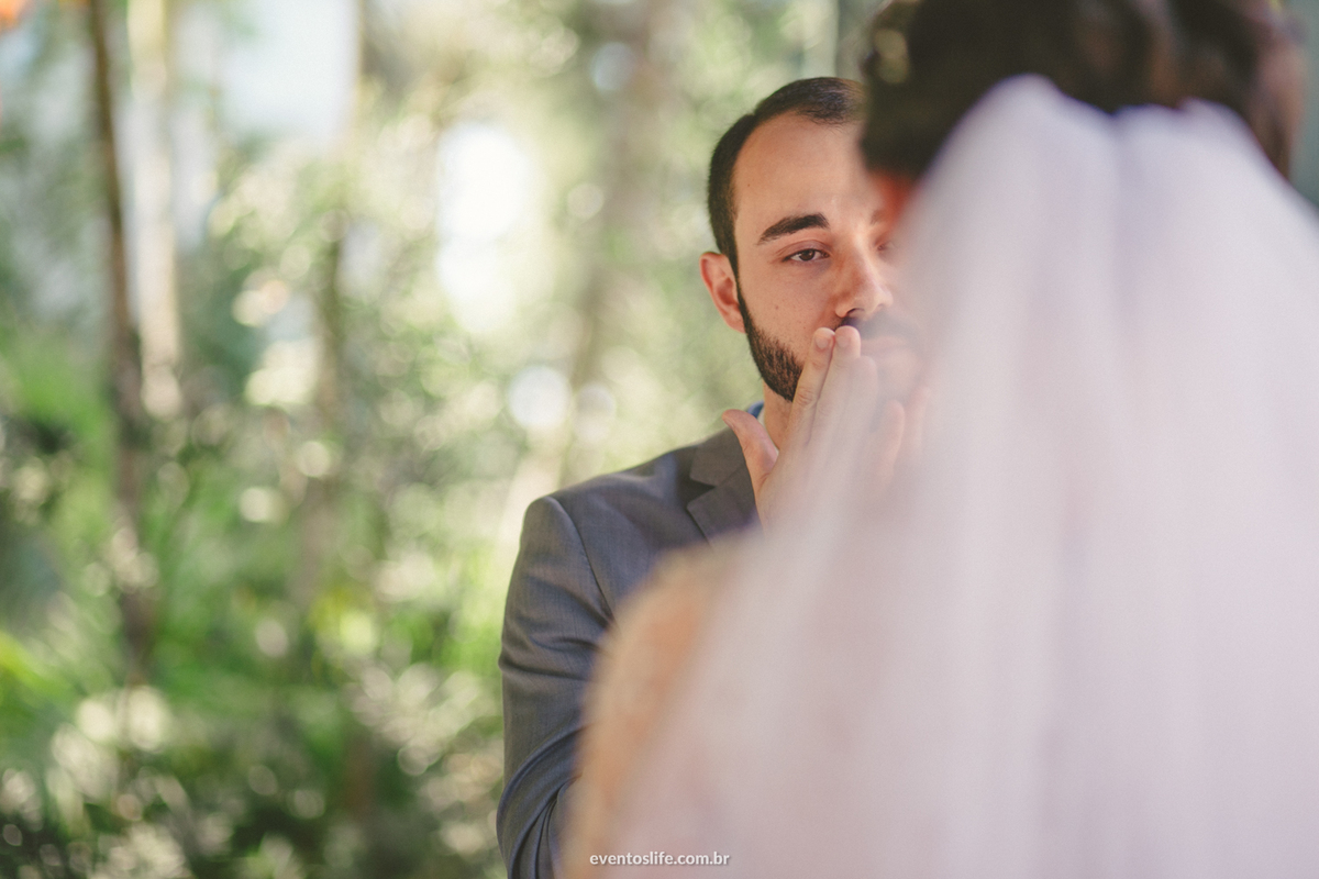 Casamento Laís e Fernando, Life Fotografia, Cyndi Omoto, Alex Oliveira, Chácara Santa Victória, Case de dia, Casamento Adventista, Fotografia espontânea, fotografia criativa, fotografia de casamento São Paulo, Cerimônia, noivo emocionado, votos