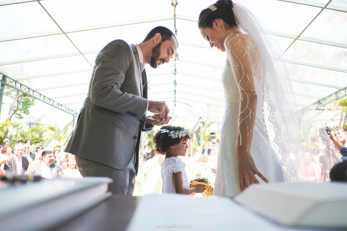 Casamento Laís e Fernando, Life Fotografia, Cyndi Omoto, Alex Oliveira, Chácara Santa Victória, Case de dia, Casamento Adventista, Fotografia espontânea, fotografia criativa, fotografia de casamento São Paulo, Cerimônia, entrada das alianças, florista