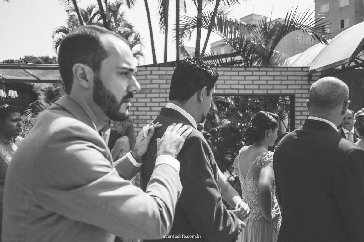 Casamento Laís e Fernando, Life Fotografia, Cyndi Omoto, Alex Oliveira, Chácara Santa Victória, Case de dia, Casamento Adventista, Fotografia espontânea, fotografia criativa, fotografia de casamento São Paulo, Cerimônia, mãos no ombro do padrinho