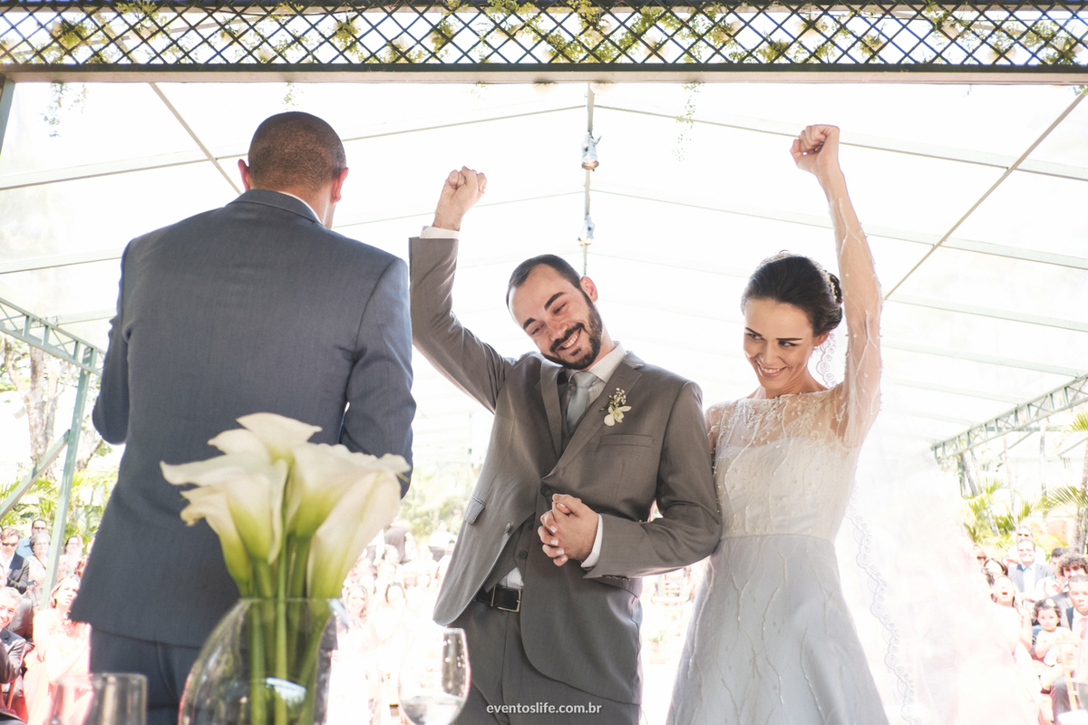 Casamento Laís e Fernando, Life Fotografia, Cyndi Omoto, Alex Oliveira, Chácara Santa Victória, Case de dia, Casamento Adventista, Fotografia espontânea, fotografia criativa, fotografia de casamento São Paulo, Cerimônia, noivos comemorando o casamento