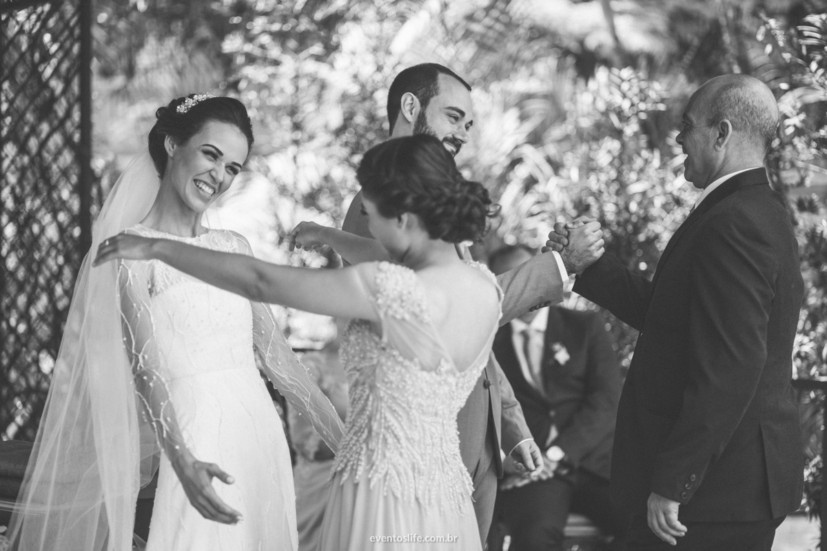 Casamento Laís e Fernando, Life Fotografia, Cyndi Omoto, Alex Oliveira, Chácara Santa Victória, Case de dia, Casamento Adventista, Fotografia espontânea, fotografia criativa, fotografia de casamento São Paulo, Cerimônia, abraço dos padrinhos