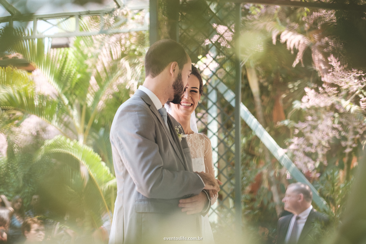 Casamento Laís e Fernando, Life Fotografia, Cyndi Omoto, Alex Oliveira, Chácara Santa Victória, Case de dia, Casamento Adventista, Fotografia espontânea, fotografia criativa, fotografia de casamento São Paulo, Cerimônia, noiva rindo