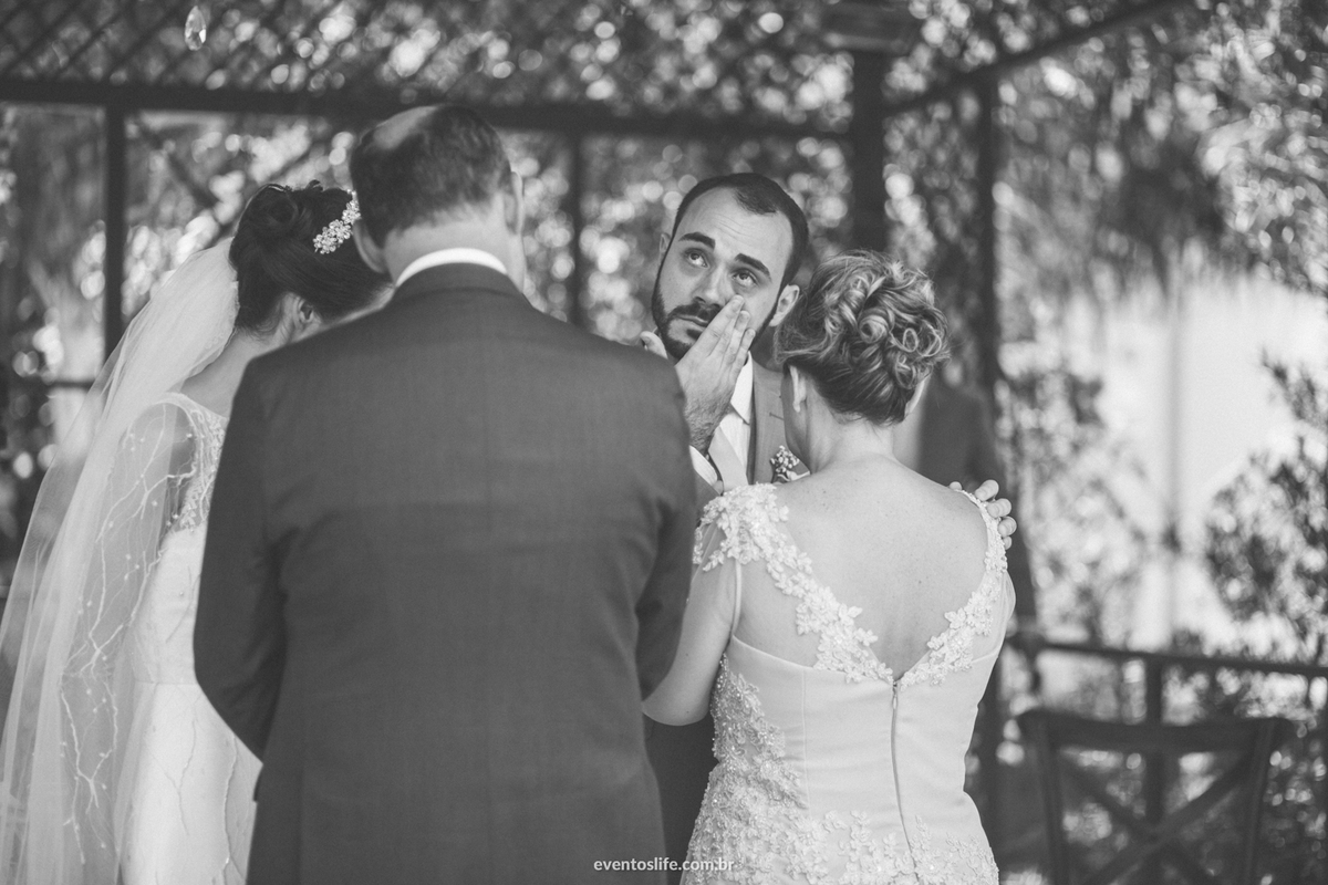 Casamento Laís e Fernando, Life Fotografia, Cyndi Omoto, Alex Oliveira, Chácara Santa Victória, Case de dia, Casamento Adventista, Fotografia espontânea, fotografia criativa, fotografia de casamento São Paulo, Cerimônia, noivo abraçando a mãe