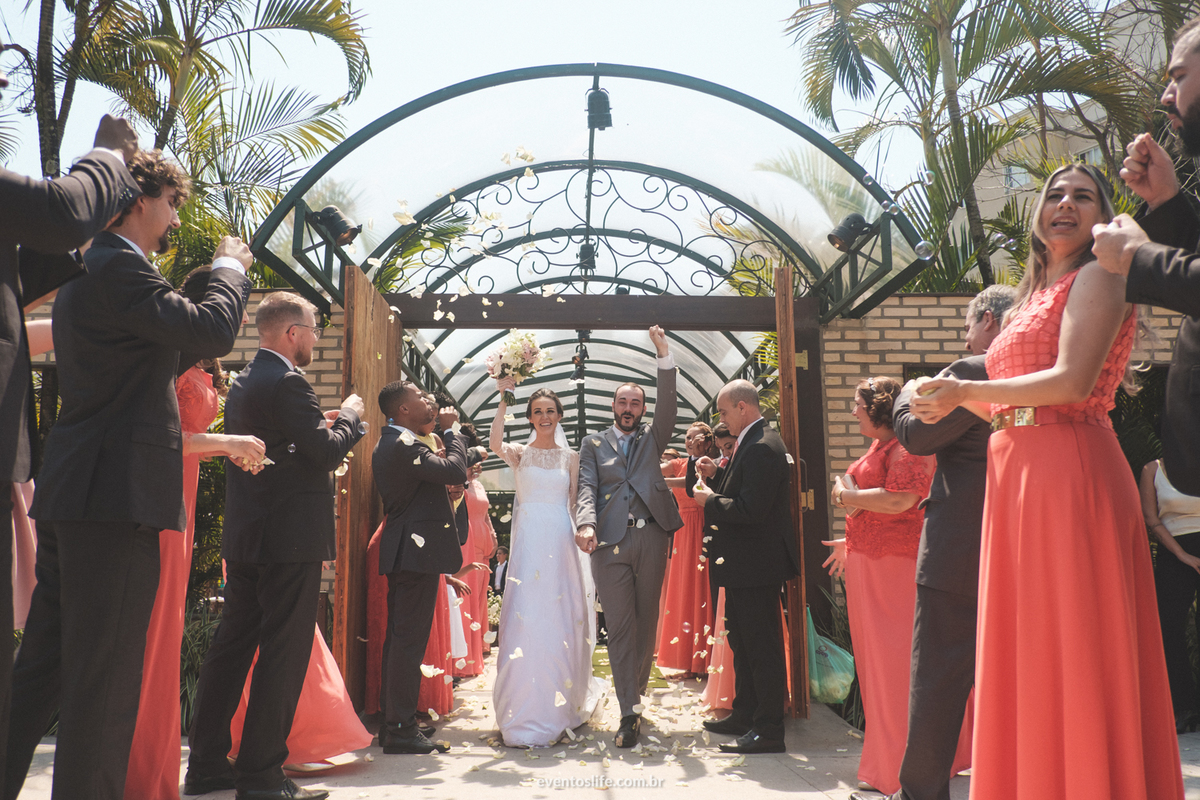 Casamento Laís e Fernando, Life Fotografia, Cyndi Omoto, Alex Oliveira, Chácara Santa Victória, Case de dia, Casamento Adventista, Fotografia espontânea, fotografia criativa, fotografia de casamento São Paulo, Cerimônia, saída dos noivos, pétalas, arroz