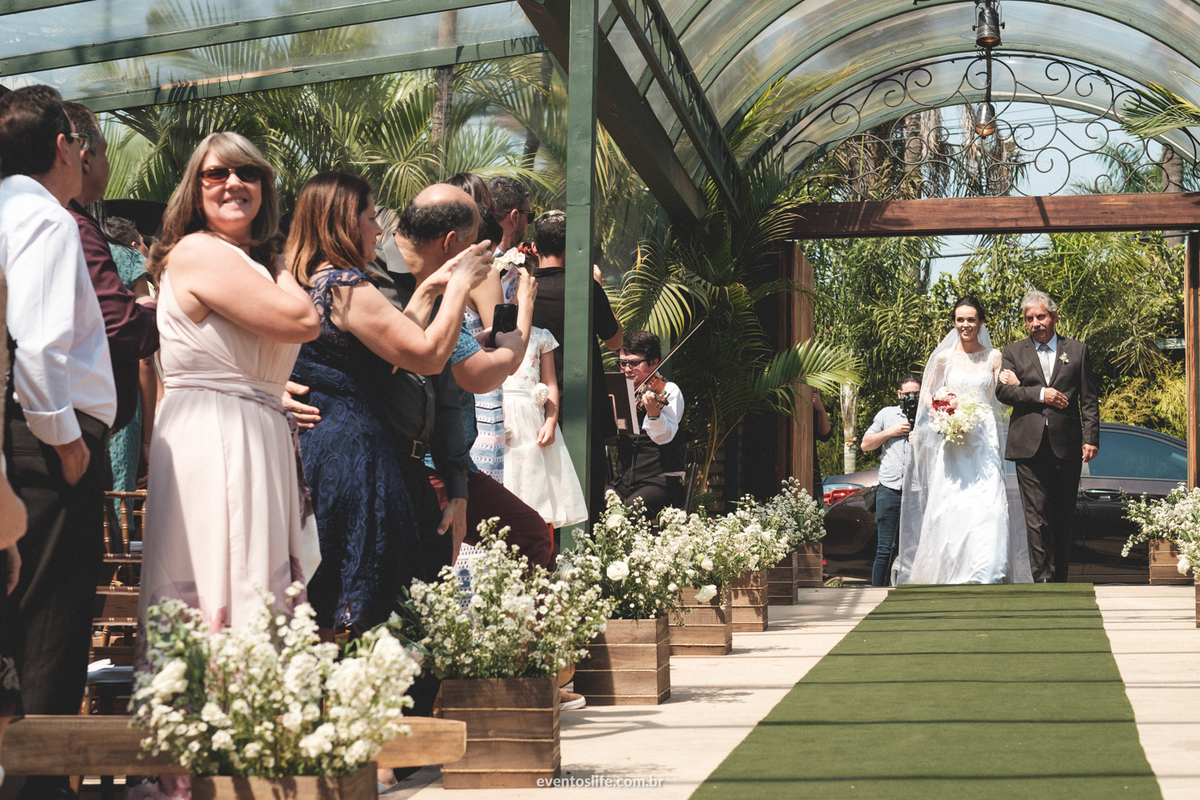 Casamento Laís e Fernando, Life Fotografia, Cyndi Omoto, Alex Oliveira, Chácara Santa Victória, Case de dia, Casamento Adventista, Fotografia espontânea, fotografia criativa, fotografia de casamento São Paulo, Cerimônia, noiva entrando na cerimônia