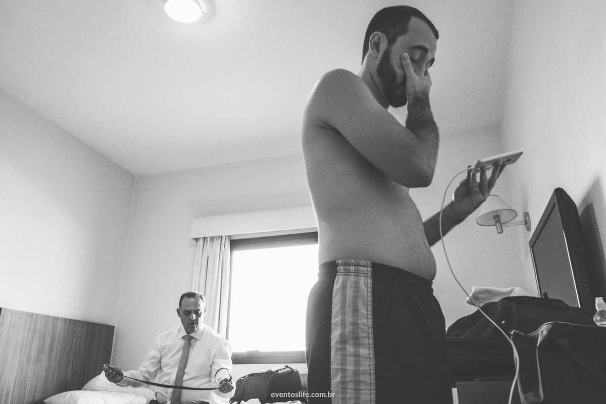 Casamento Laís e Fernando, Life Fotografia, Cyndi Omoto, Alex Oliveira, Chácara Santa Victória, Case de dia, Casamento Adventista, making of, noivo, groom, emocionado