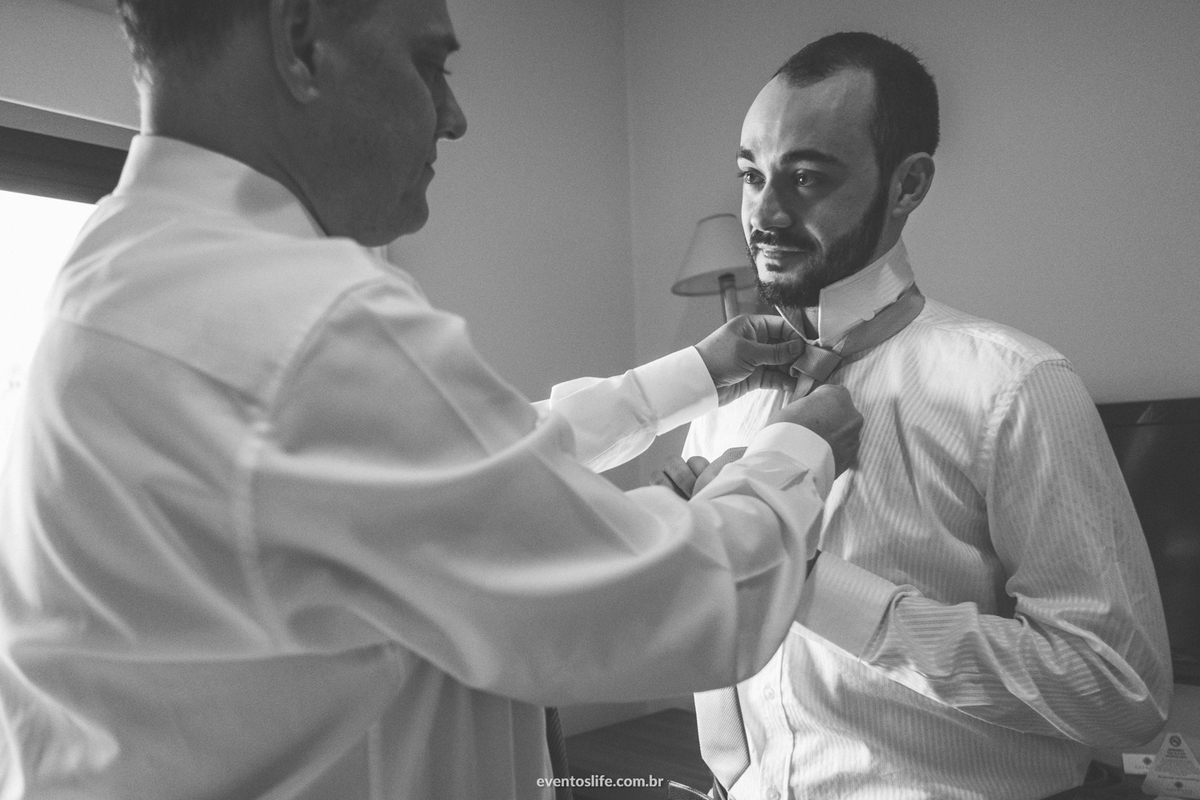 Casamento Laís e Fernando, Life Fotografia, Cyndi Omoto, Alex Oliveira, Chácara Santa Victória, Case de dia, Casamento Adventista, making of, noivo, groom, pai colocando a gravata
