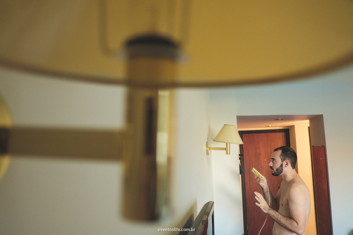 Casamento Laís e Fernando, Life Fotografia, Cyndi Omoto, Alex Oliveira, Chácara Santa Victória, Case de dia, Casamento Adventista, making of, noivo, groom, falando ao celular