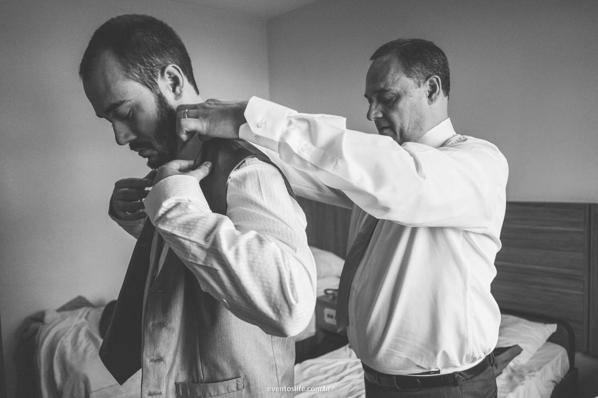 Casamento Laís e Fernando, Life Fotografia, Cyndi Omoto, Alex Oliveira, Chácara Santa Victória, Case de dia, Casamento Adventista, making of, noivo, groom, pai ajudando a se vestir