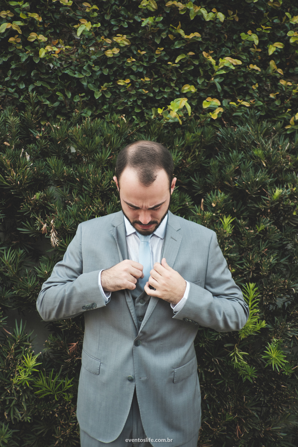 Casamento Laís e Fernando, Life Fotografia, Cyndi Omoto, Alex Oliveira, Chácara Santa Victória, Case de dia, Casamento Adventista, making of, noivo, groom, pronto, terno cinza, gravata azul