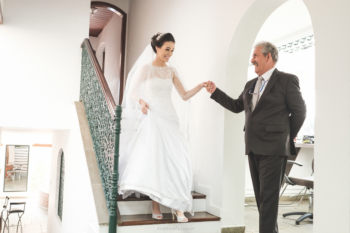 Casamento Laís e Fernando, Life Fotografia, Cyndi Omoto, Alex Oliveira, Chácara Santa Victória, Case de dia, Casamento Adventista, Fotografia espontânea, fotografia criativa, fotografia de casamento São Paulo, Making of, Bride, noiva e o pai