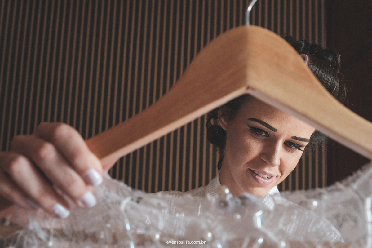 Casamento Laís e Fernando, Life Fotografia, Cyndi Omoto, Alex Oliveira, Chácara Santa Victória, Case de dia, Casamento Adventista, Fotografia espontânea, fotografia criativa, fotografia de casamento São Paulo, Making of, Bride, wedding dress