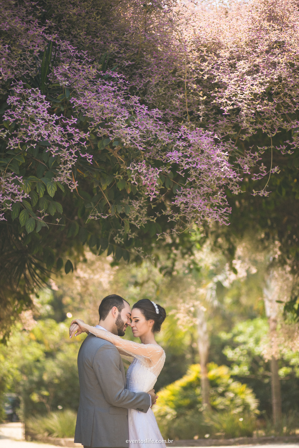 Casamento Laís e Fernando, Life Fotografia, Cyndi Omoto, Alex Oliveira, Chácara Santa Victória, Case de dia, Casamento Adventista, Fotografia espontânea, fotografia criativa, fotografia de casamento São Paulo, Retrato dos noivos,  beijo, kiss the bride
